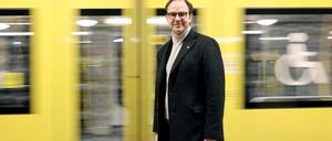 BVG-Chef Henrik Falk steht vor einer Berliner U-Bahn.
