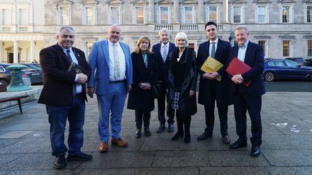 Die Verhandlungsführer der beteiligten Parteien Fianna Fail, Fine Gael und der Regional Independent Group am Mittwoch in Dublin.