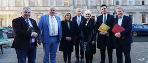 Die Verhandlungsführer der beteiligten Parteien Fianna Fail, Fine Gael und der Regional Independent Group am Mittwoch in Dublin.