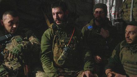 Ukrainische Soldaten der 117. separaten schweren mechanisierten Brigade sitzen im Unterstand, nachdem sie von ihrer Panzerartillerie AS-90 aus auf russische Stellungen an der Frontlinie in Richtung Pokrowsk, Region Donezk, geschossen haben.