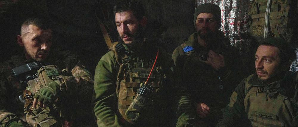 Ukrainische Soldaten der 117. separaten schweren mechanisierten Brigade sitzen im Unterstand, nachdem sie von ihrer Panzerartillerie AS-90 aus auf russische Stellungen an der Frontlinie in Richtung Pokrowsk, Region Donezk, geschossen haben.