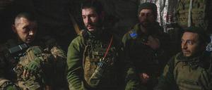 Ukrainische Soldaten der 117. separaten schweren mechanisierten Brigade sitzen im Unterstand, nachdem sie von ihrer Panzerartillerie AS-90 aus auf russische Stellungen an der Frontlinie in Richtung Pokrowsk, Region Donezk, geschossen haben.