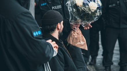 Polizisten empfangen einen Kollegen (2.v.l) bei seiner Entlassung aus dem Krankenhaus. Der Berliner Polizist wurde Silvester durch eine Detonation schwer verletzt.