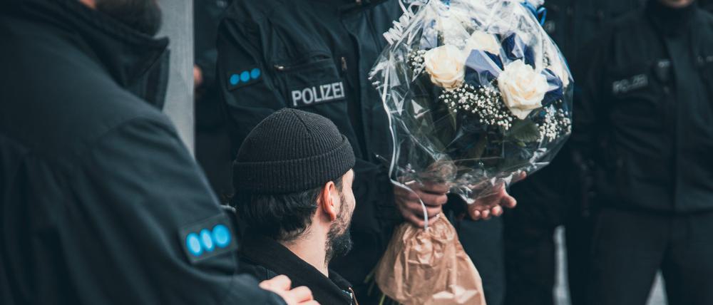 Polizisten empfangen einen Kollegen (2.v.l) bei seiner Entlassung aus dem Krankenhaus. Der Berliner Polizist wurde Silvester durch eine Detonation schwer verletzt.