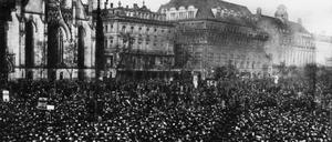 Streiks gegen die Regierung Ebert-Scheidemann am 18. Januar 1919, hier eine Massenkundgebung auf dem Augustusplatz in Leipzig.