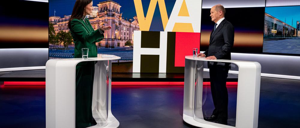 Bundeskanzler Olaf Scholz (SPD) spricht mit Pinar Atalay, Moderatorin, bei der Aufzeichnung eines Interviews für die Sendung „RTL Direkt“ im Studio des Fernsehsenders RTL in Berlin-Mitte.