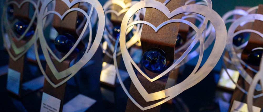 Trophäen stehen vor der Preisverleihung des 45. Filmfestival Max Ophüls Preis bereit. 