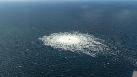 Das vom dänischen Verteidigungskommando zur Verfügung gestellte Foto zeigt das Nord-Stream-2-Gasleck in der Nähe von Bornholm aus der Luft.