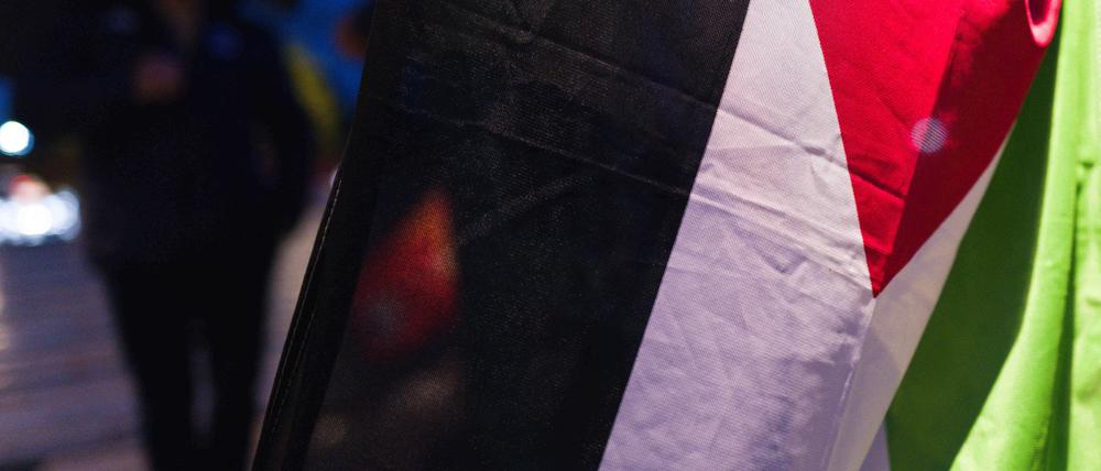 Torchlight procession in Montauban for Gaza ceasefire calls A Palestinian flag, at night with city lights. Torchlight procession through Montauban s central streets and Place Nationale to call for an immediate halt to Israel s military offensive against the Gaza Strip. Stop the massacre in Gaza Immediate ceasefire, called by AFPS 82, CGT, Solidaires, FSU, PC, NPA, LFI, Attac, RESF, LDH. France, Toulouse November 3, 2023. Photograph by Patricia Huchot-Boissier /ABACAPRESS.COM Montauban OCCITANIE France PUBLICATIONxNOTxINxFRAxESPxUKxUSAxBELxPOL Copyright: xHuchot-BoissierxPatricia/ABACAx