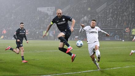 Philipp Hofmann erzielt in dieser Szene das 1:0 für Bochum.