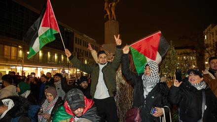 15.01.2025, Berlin: Zahlreiche Menschen feiern die vereinbarte Waffenruhe zwischen Israel und der Hamas auf dem Hermannplatz. 
