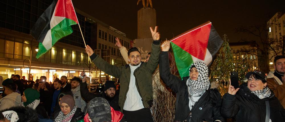 15.01.2025, Berlin: Zahlreiche Menschen feiern die vereinbarte Waffenruhe zwischen Israel und der Hamas auf dem Hermannplatz. 