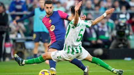 Ferran Torres (links) und der FC Barcelona setzten sich gegen Betis durch.