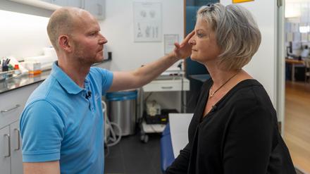 Hautarzt Dr. Christoph Liebich mit einer Patientin in der Doku „Mein Körper. Meine Haut“.