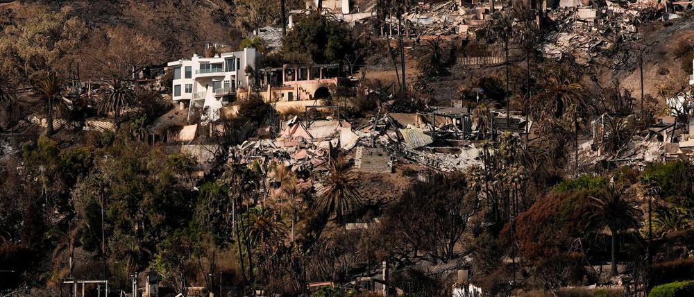 Die meisten Anwohner dürfen bisher nicht in die Brandgebiete zurückkehren.