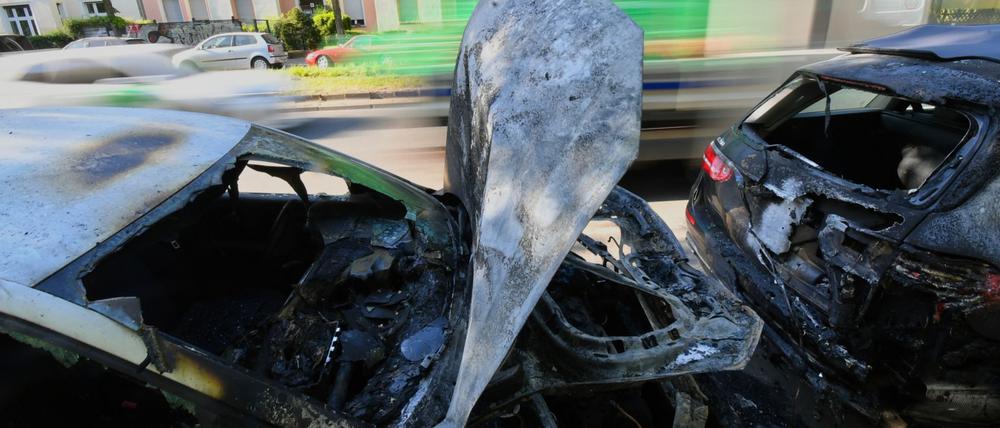 422 Ermittlungsverfahren der Berliner Polizei zu Brandstiftungen an Autos gab es im Jahr 2024. (Archivbild)