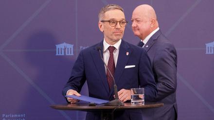 Herbert Kickl (FPÖ) und Christian Stocker (ÖVP) bei einer Pressekonferenz in Wien.
