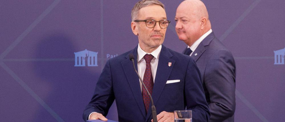 Der Chef der rechtsextremen Freiheitlichen Partei (FPÖ), Herbert Kickl (li.), und der Interimschef der Österreichischen Volkspartei (ÖVP), Christian Stocker