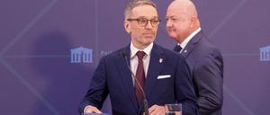 Herbert Kickl (FPÖ) und Christian Stocker (ÖVP) bei einer Pressekonferenz in Wien.