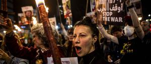 Protestierende auf einer Demonstration in Tel Aviv fordern die Freilassung aller Geiseln.