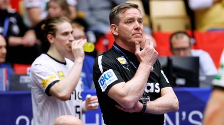 Nicht so ganz zufrieden. Bundestrainer Alfred Gislason beim Auftaktspiel. 