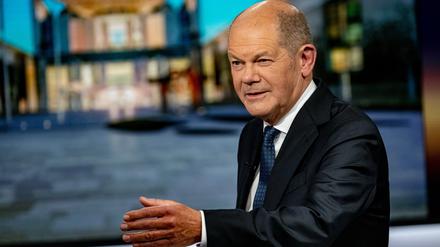 Der Bundeskanzler Olaf Scholz (SPD) im Interview für die Sendung „RTL Direkt“ im Studio des Fernsehsenders.