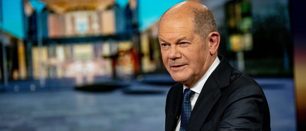 Der Bundeskanzler Olaf Scholz (SPD) im Interview für die Sendung „RTL Direkt“ im Studio des Fernsehsenders.