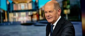 Der Bundeskanzler Olaf Scholz (SPD) im Interview für die Sendung „RTL Direkt“ im Studio des Fernsehsenders.