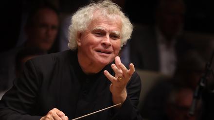 Mit den Philharmonikern eng vertraut. Sir Simon Rattle.