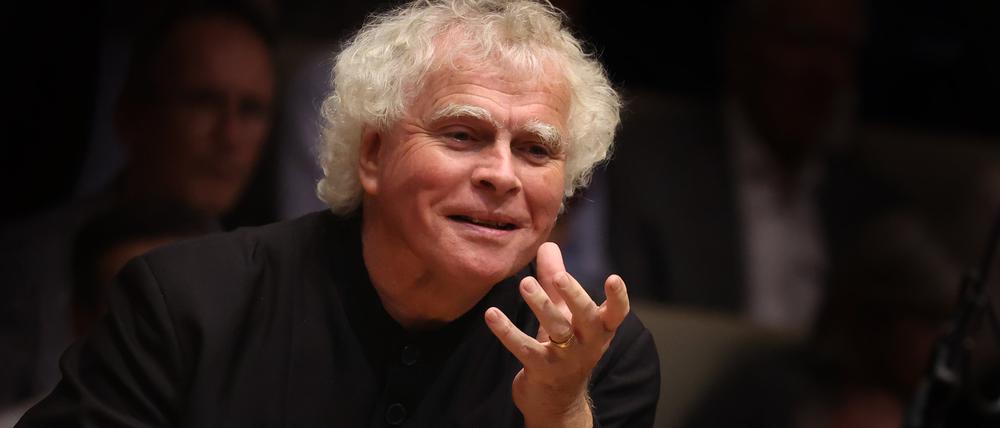Mit den Philharmonikern eng vertraut. Sir Simon Rattle.