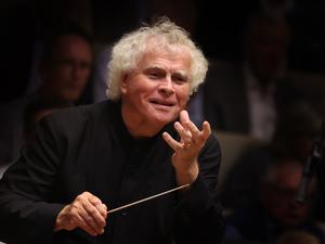 Mit den Philharmonikern eng vertraut. Sir Simon Rattle.