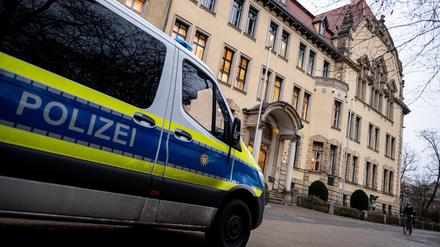 Ein Einsatzfahrzeug der Polizei steht vor der Friedrich-Bergius-Schule in Berlin-Friedenau. 