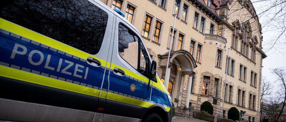 Ein Einsatzfahrzeug der Polizei steht vor der Friedrich-Bergius-Schule in Berlin-Friedenau.