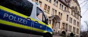 Ein Einsatzfahrzeug der Polizei steht vor der Friedrich-Bergius-Schule in Berlin-Friedenau. 