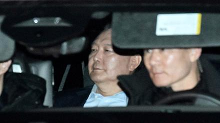 Fahnder der Anti-Korruptionsbehörde nahmen den suspendierten südkoreanischen Präsidenten Yoon am Mittwoch fest. Bisher schweigt er zu den Vorwürfen, sein Amt missbraucht zu haben.
