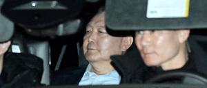 Fahnder der Anti-Korruptionsbehörde nahmen den suspendierten südkoreanischen Präsidenten Yoon am Mittwoch fest. Bisher schweigt er zu den Vorwürfen, sein Amt missbraucht zu haben.