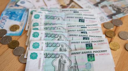 Russische Rubel liegen auf einem Tisch.