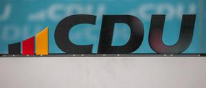 ARCHIV - 25.05.2024, Bremen: Ein Logo der CDU steht vor Beginn des Landesparteitages der Bremer CDU auf dem Podium im Veranstaltungsraum. (zu dpa: «CDU schlägt Agenda 2030 vor: Zwei Prozent Wachstum pro Jahr») Foto: Focke Strangmann/dpa +++ dpa-Bildfunk +++