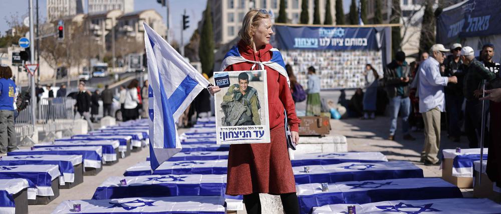 Nicht alle Menschen in Israel unterstützen den Deal, hier eine Demonstration am Donnerstag vor dem Obersten Gerichtshof in Jerusalem.