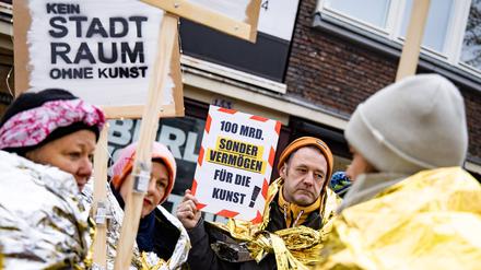 Demonstration gegen die Kürzungen im Berliner Kultur-Haushalt vor der Schaubühne. Das Theater hat bereits die Kartenpreise erhöht. 