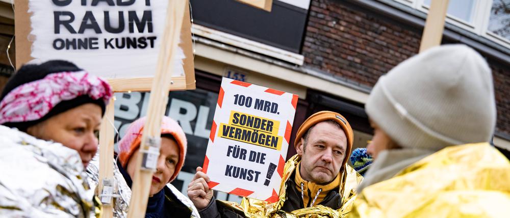 Demonstration gegen die Kürzungen im Berliner Kultur-Haushalt vor der Schaubühne. Das Theater hat bereits die Kartenpreise erhöht.