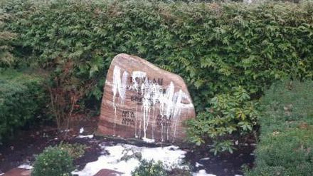 Ein Grabstein wurde mit einem „NSDAP“-Schriftzug geschändet.