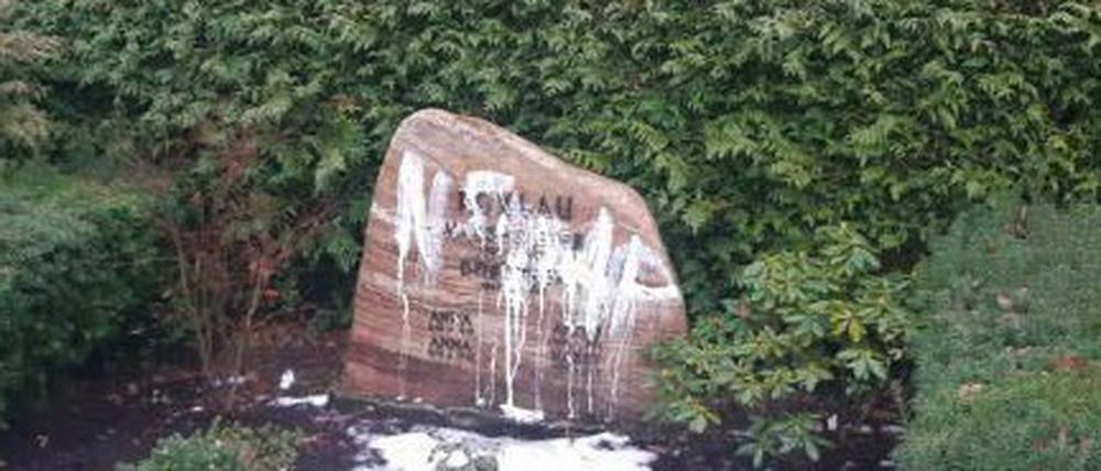 Ein Grabstein wurde mit einem „NSDAP“-Schriftzug geschändet.
