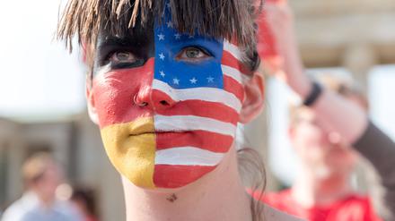 Aktion zur US-Wahl am Brandenburger Tor.