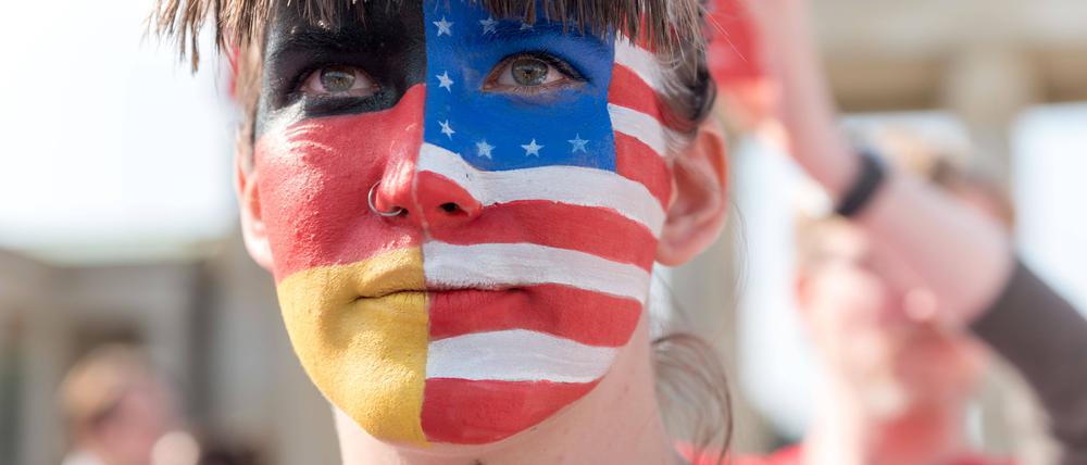 Aktion zur US-Wahl am Brandenburger Tor.