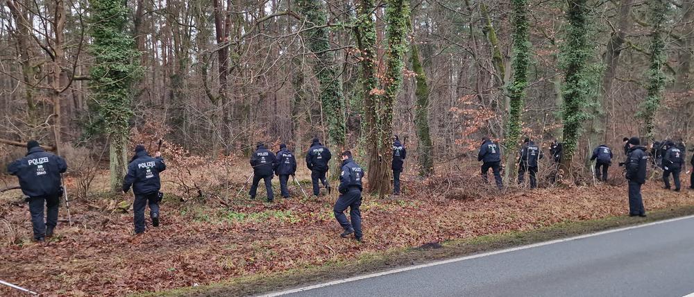 Polizisten suchen in einem Wald am Wolzensee nach einem vermissten 24-Jährigen aus Rathenow (Havelland). 