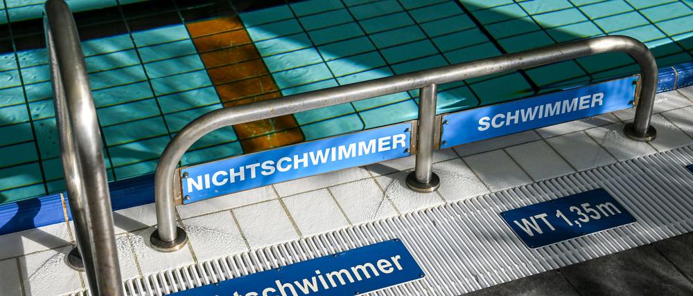 In einer Schwimmhalle in Strausberg gab es einen Chlorgas-Unfall. (Symbolbild)