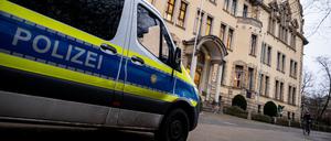 Donnerstag: Ein Einsatzfahrzeug der Polizei steht vor der Friedrich-Bergius-Schule in Berlin-Friedenau.