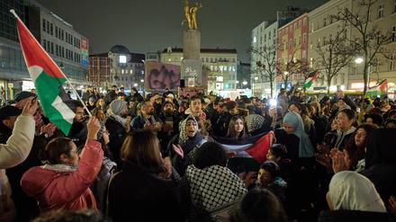 15.01.2025, Berlin: Zahlreiche Menschen feiern die vereinbarte Waffenruhe zwischen Israel und der Hamas auf dem Hermannplatz. Foto: Jörg Carstensen/dpa +++ dpa-Bildfunk +++