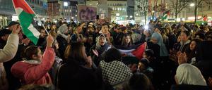 15.01.2025, Berlin: Zahlreiche Menschen feiern die vereinbarte Waffenruhe zwischen Israel und der Hamas auf dem Hermannplatz. Foto: Jörg Carstensen/dpa +++ dpa-Bildfunk +++